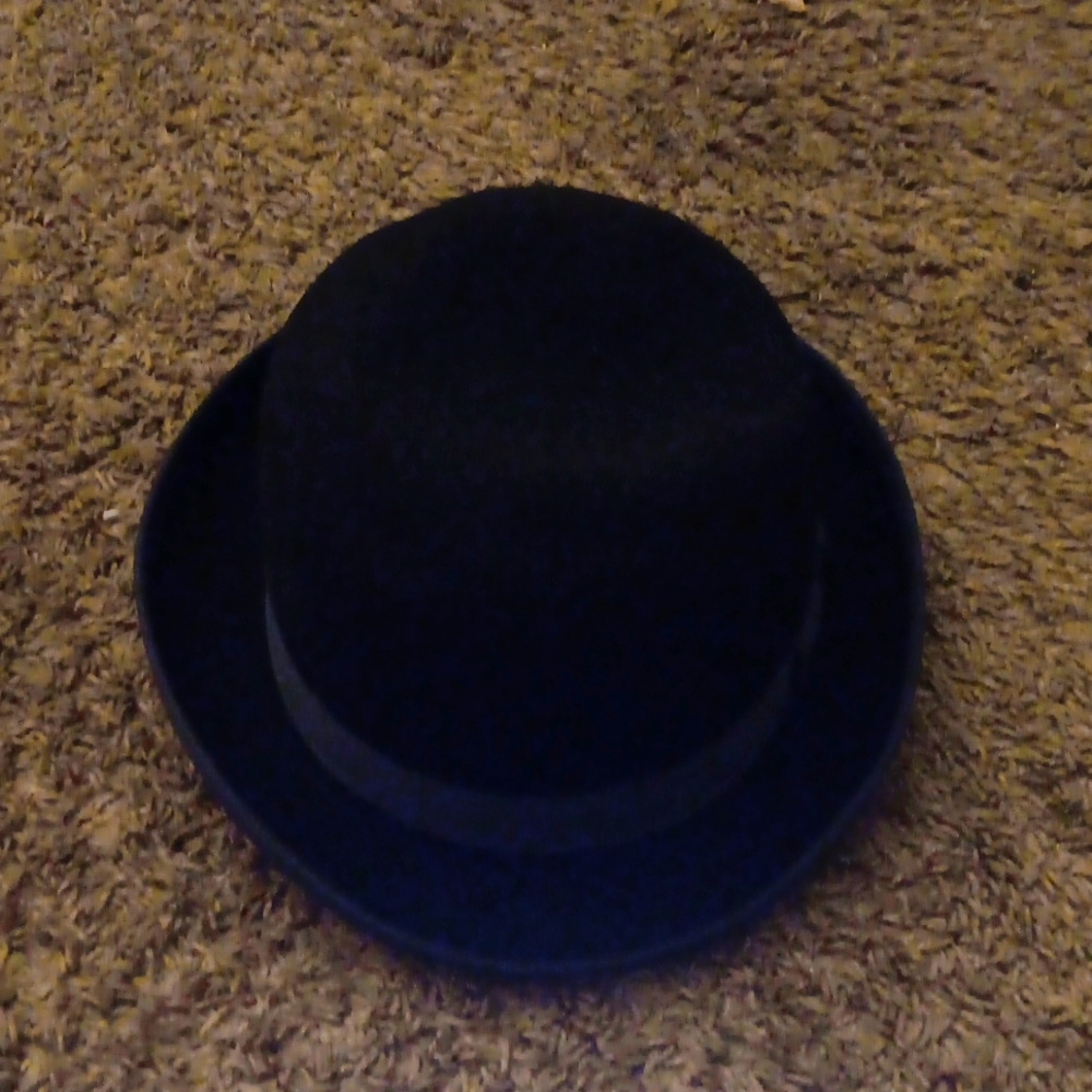 Black fedora with a gray wrapping around it.